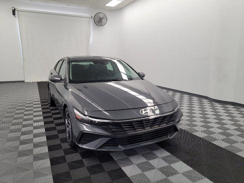 Used 2025 Hyundai Elantra Limited FWD image 14