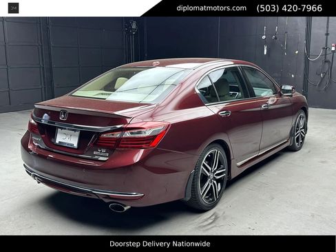 Used 2017 Honda Accord Touring image 7