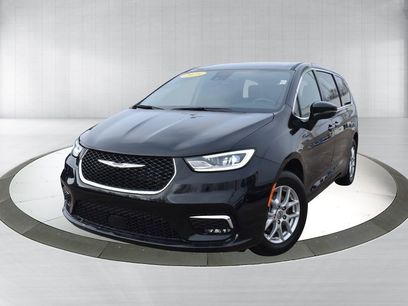 Used 2025 Chrysler Pacifica Select