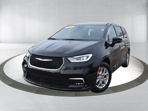 Used 2025 Chrysler Pacifica Select image 1