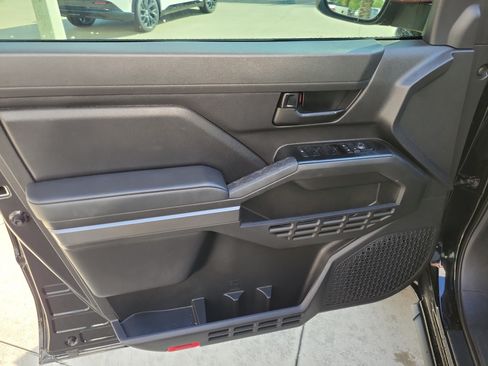 Certified 2025 Toyota Tacoma SR5 AWD/4WD image 10