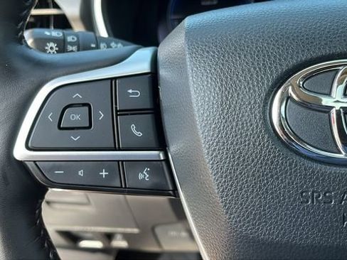 Used 2023 Toyota Highlander Limited image 12