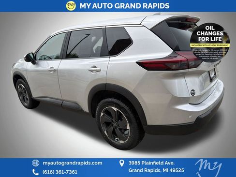 Used 2025 Nissan Rogue SV AWD/4WD image 4