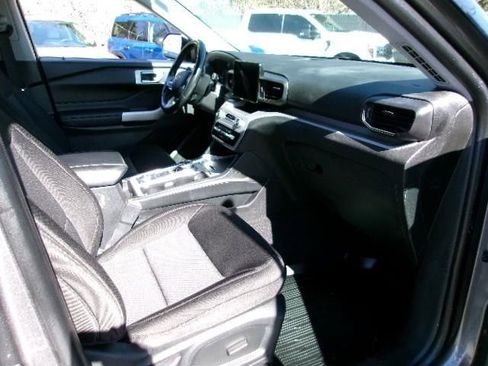 Certified 2023 Ford Explorer XLT image 4