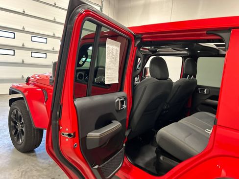 Used 2025 Jeep Wrangler Unlimited Sahara w/ Safety Group AWD/4WD image 31