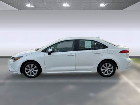 Used 2025 Toyota Corolla LE image 2