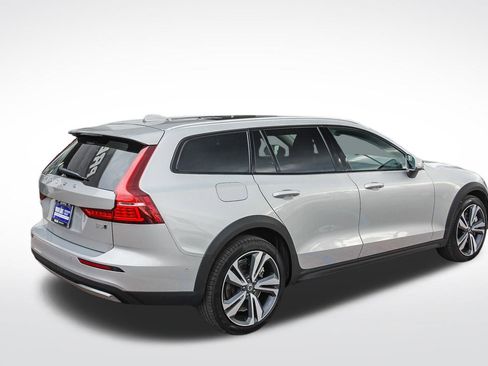 Used 2025 Volvo V60 B5 Cross Country Plus image 8