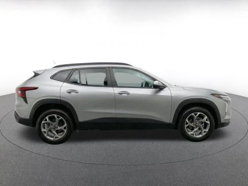 Used 2025 Chevrolet Trax LT FWD image 11