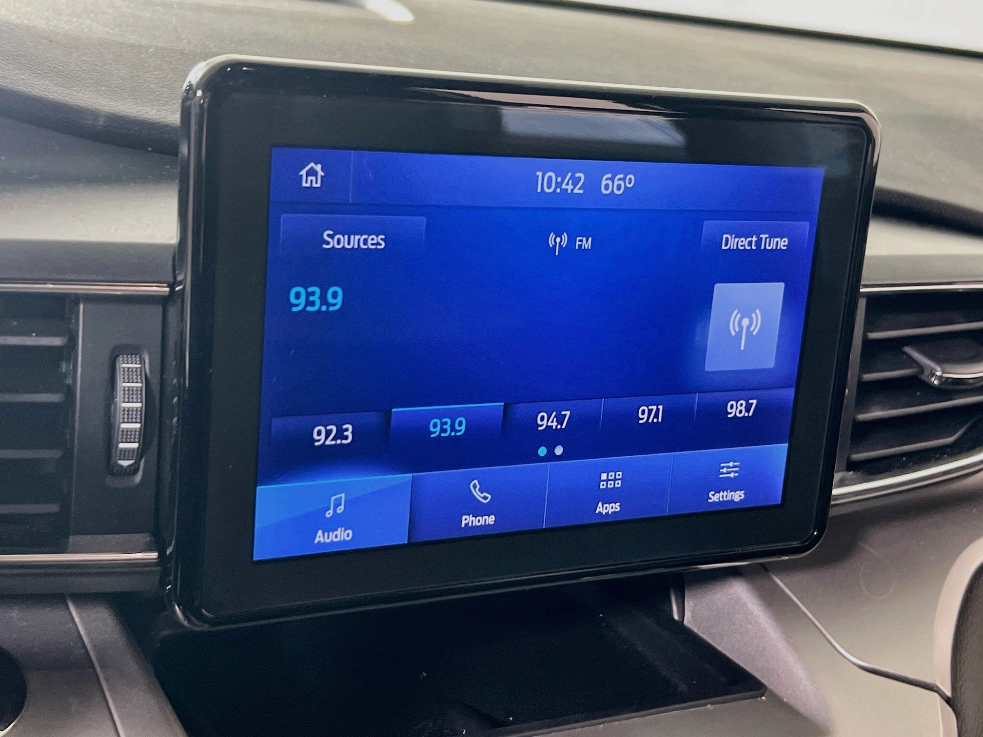 Used 2022 Ford Explorer XLT w/ Equipment Group 202A AWD/4WD image 14