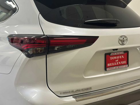Certified 2025 Toyota Highlander Platinum image 7
