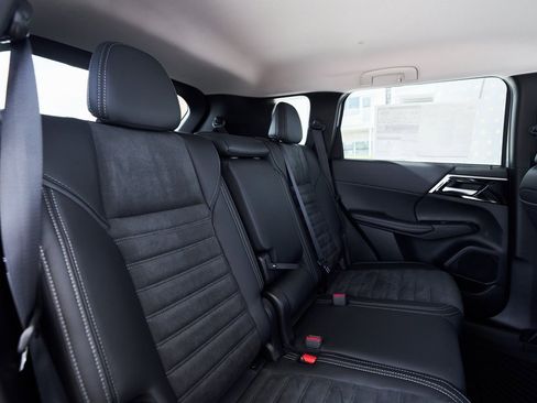 New 2025 Mitsubishi Outlander SE image 27