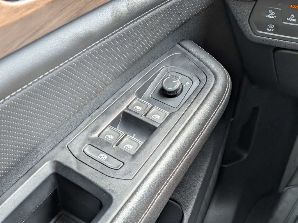 Used 2025 Volkswagen Atlas SE FWD image 20