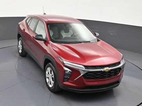 Used 2025 Chevrolet Trax LS FWD image 20
