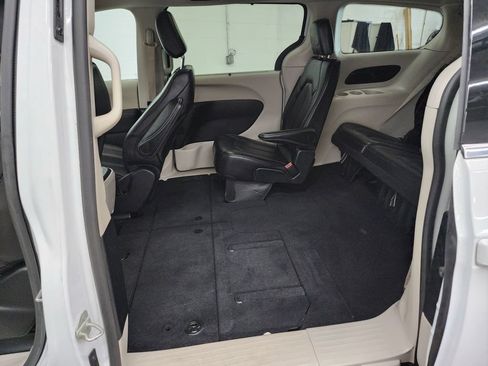 Used 2024 Chrysler Pacifica Touring-L FWD image 28