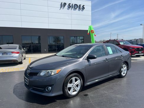 Used 2014 Toyota Camry SE w/ Moonroof Package image 1