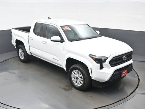 Used 2025 Toyota Tacoma SR5 AWD/4WD image 32