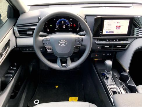 Used 2026 Toyota Camry LE image 5