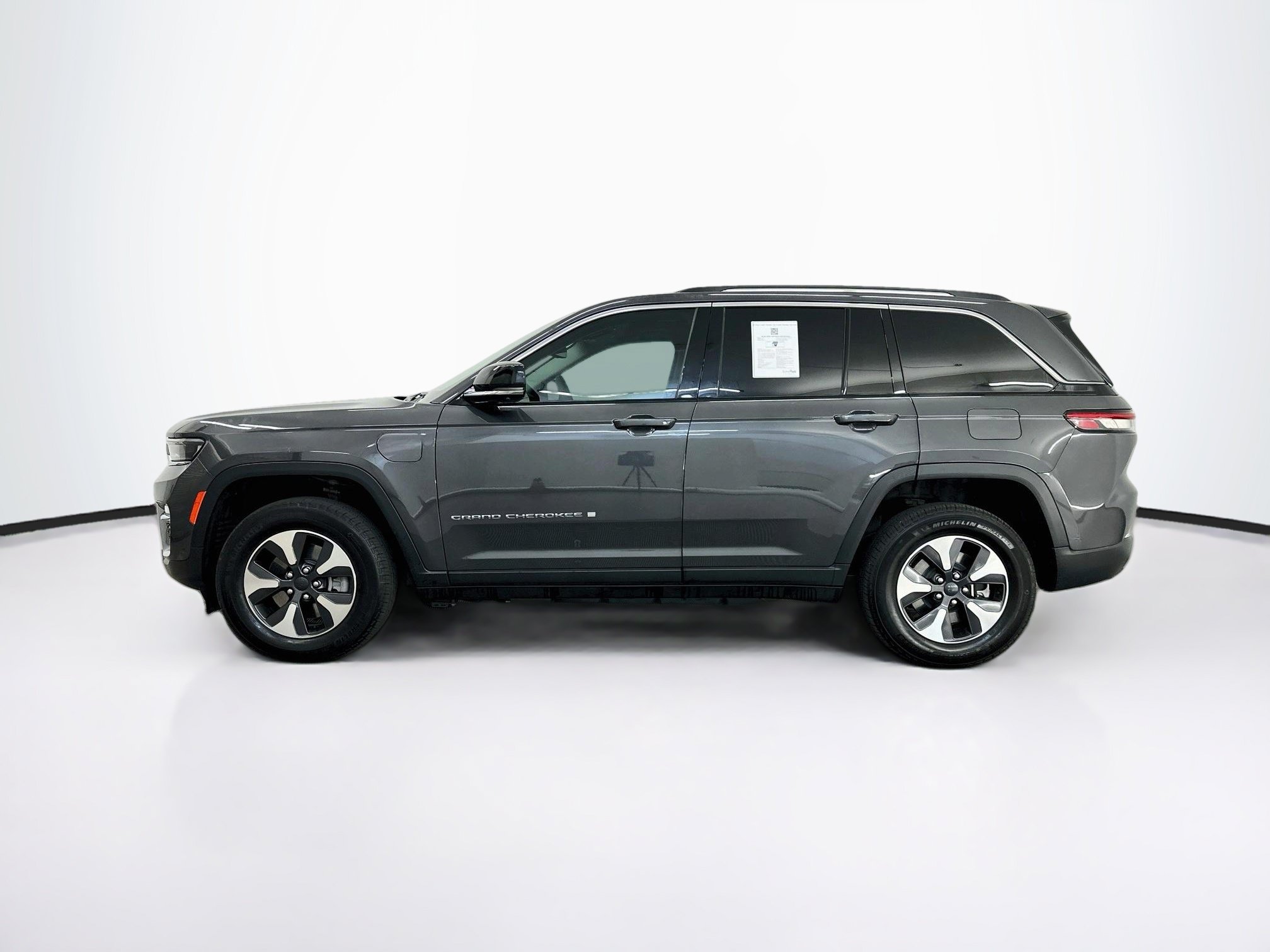 Used 2023 Jeep Grand Cherokee 4WD 4xe w/ Luxury Tech Group II image 4