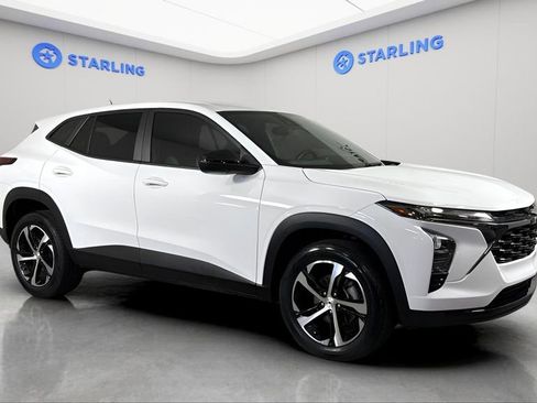 Certified 2025 Chevrolet Trax RS w/ Driver Confidence Package image 13