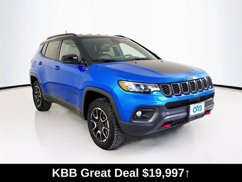 Used 2025 Jeep Compass Trailhawk AWD/4WD image 1