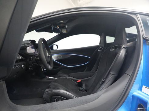 Used 2024 McLaren Artura RWD image 17
