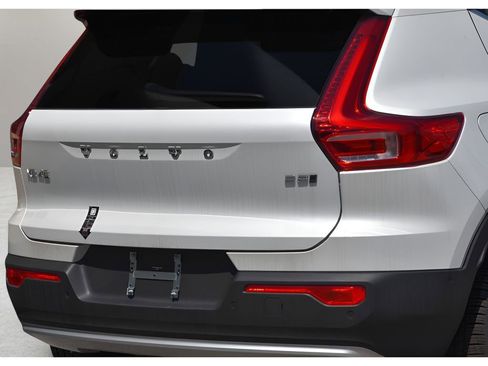 Certified 2025 Volvo XC40 B5 Plus w/ Protection Package Premier image 28