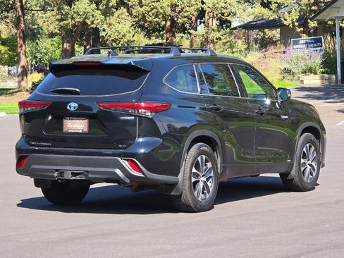 Used 2020 Toyota Highlander XLE image 4