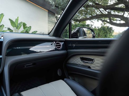 Used 2023 Bentley Bentayga Extended Wheelbase image 32