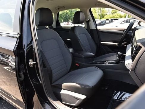 Certified 2025 Volkswagen Jetta SE w/ Black Wheel Package FWD image 21