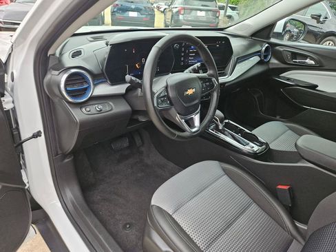 Used 2025 Chevrolet Trax LT w/ LT Convenience Package FWD image 13