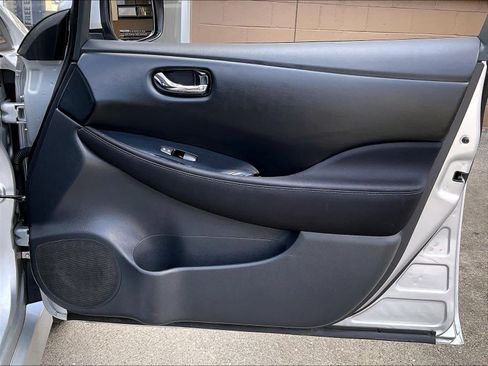 Used 2018 Nissan Leaf SV image 12