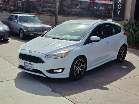 Used 2016 Ford Focus SE w/ SE Sport Package image 7