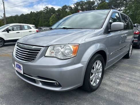 Used 2013 Chrysler Town & Country Touring FWD image 3
