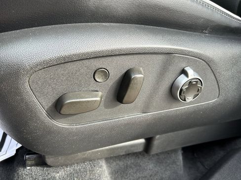 Used 2025 Buick Enclave Avenir w/ LPO, Floor Liner Package AWD/4WD image 21
