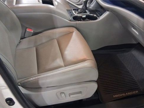 Used 2017 Toyota Highlander Limited image 20