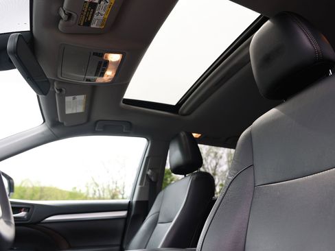 Used 2019 Toyota Highlander XLE AWD/4WD image 21