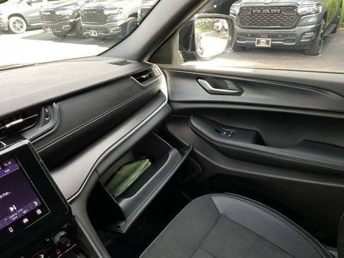 Used 2025 Jeep Grand Cherokee Altitude AWD/4WD image 45