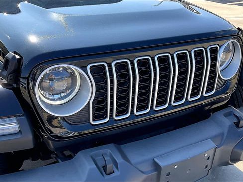 Used 2025 Jeep Wrangler Sahara image 28