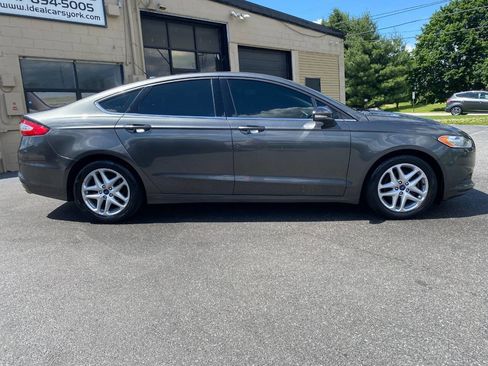 Used 2015 Ford Fusion SE FWD image 2