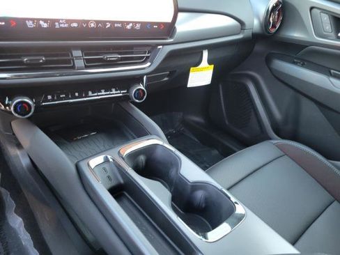 New 2025 Chevrolet Equinox EV RS image 31