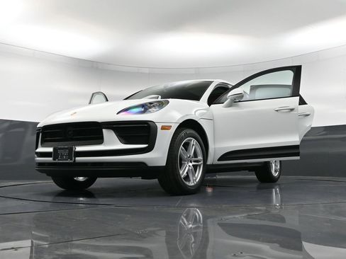 Certified 2025 Porsche Macan image 38