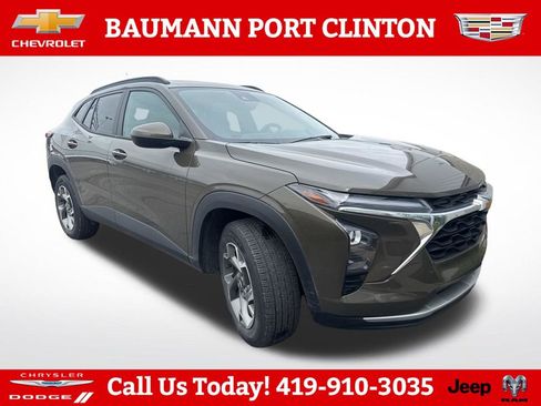 Used 2024 Chevrolet Trax LT w/ Sunroof Package FWD image 1