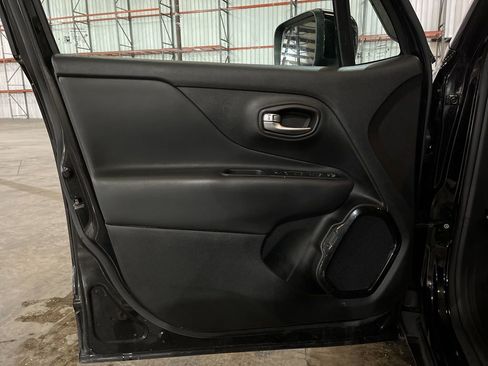 Used 2018 Jeep Renegade Altitude w/ UConnect 8.4 Nav Group FWD image 15