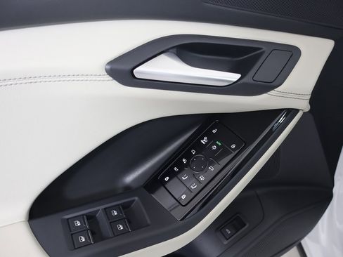 Used 2025 Audi Q6 e-tron Premium Plus image 22