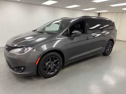 Used 2019 Chrysler Pacifica Touring-L Plus w/ S Appearance Package FWD image 1