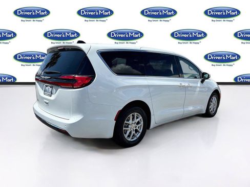 Used 2023 Chrysler Pacifica Touring-L FWD image 7