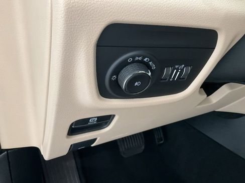 Used 2023 Jeep Grand Cherokee Limited RWD image 9