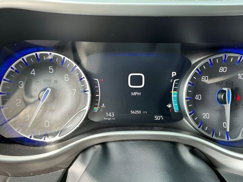 Used 2024 Chrysler Pacifica Touring-L image 29