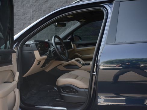 Certified 2025 Porsche Cayenne Coupe AWD/4WD image 13