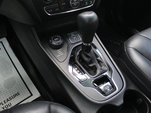 Used 2019 Jeep Cherokee Overland w/ Technology Group AWD/4WD image 19